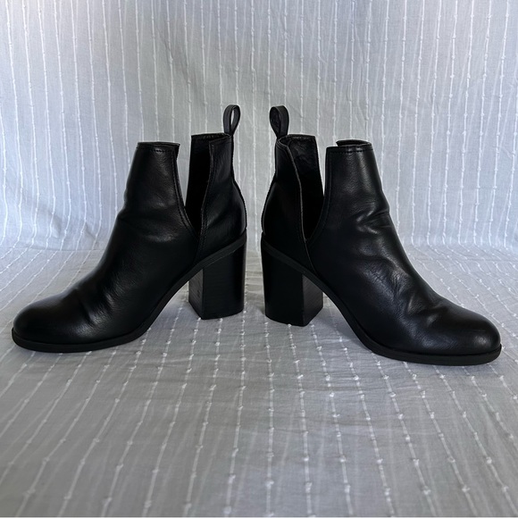Steve Madden Black Ankle Boot, 3.25” block heel bootie, Slit size, 7 women - Picture 2 of 11